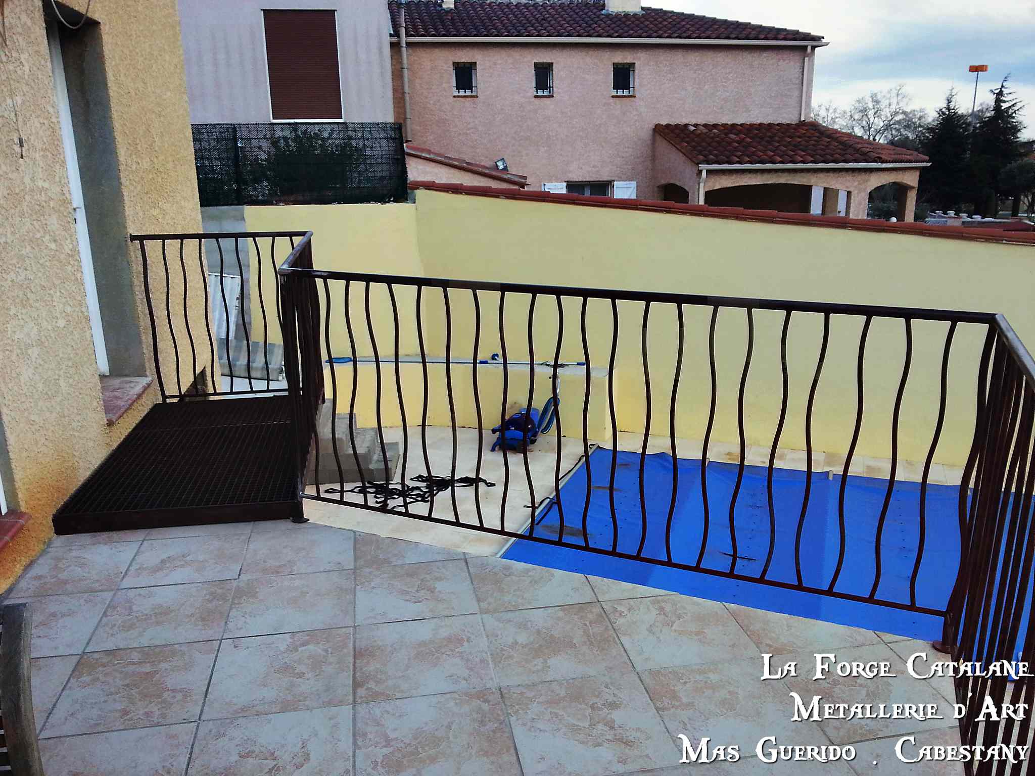 Garde corps passerelle barreaudages effet tordu main courante tube forge catalane 4.jpg